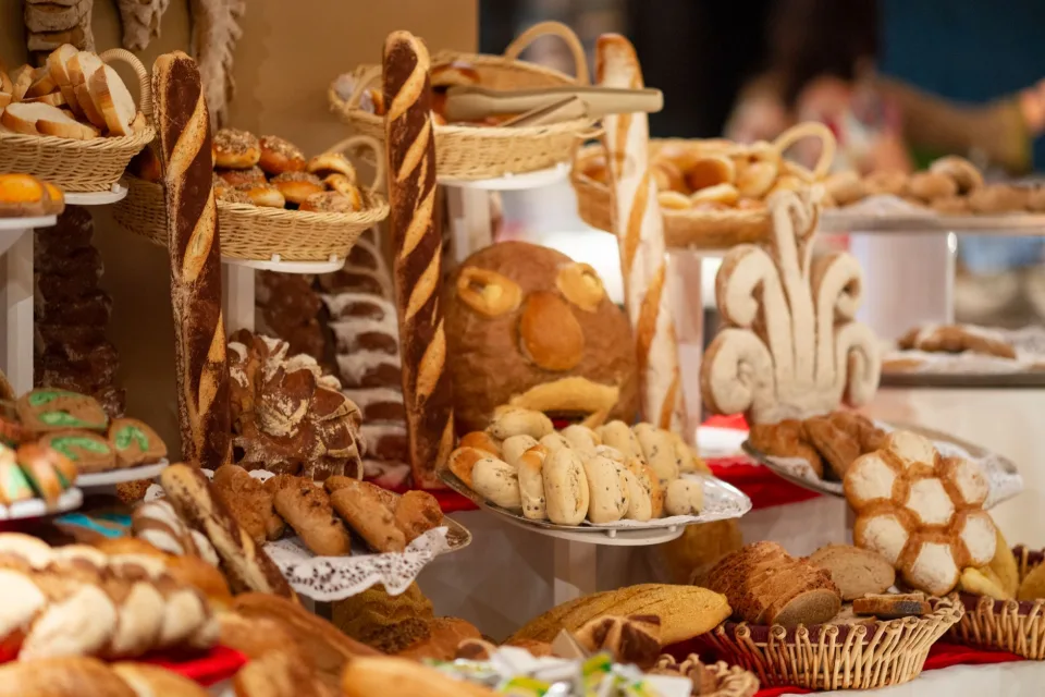 Khay bánh mới ra lò tại Lê Hữu Khải